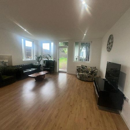 North London A Spacious 7 Bedroom House Accommodating Up To 18 People Complete With Own Gym And Table Tennis Exteriör bild