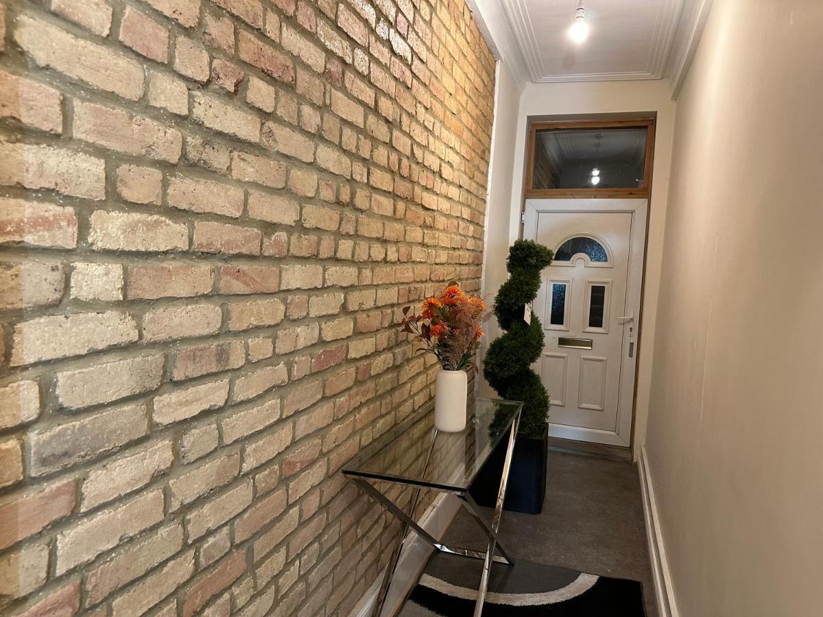 North London A Spacious 7 Bedroom House Accommodating Up To 18 People Complete With Own Gym And Table Tennis Exteriör bild
