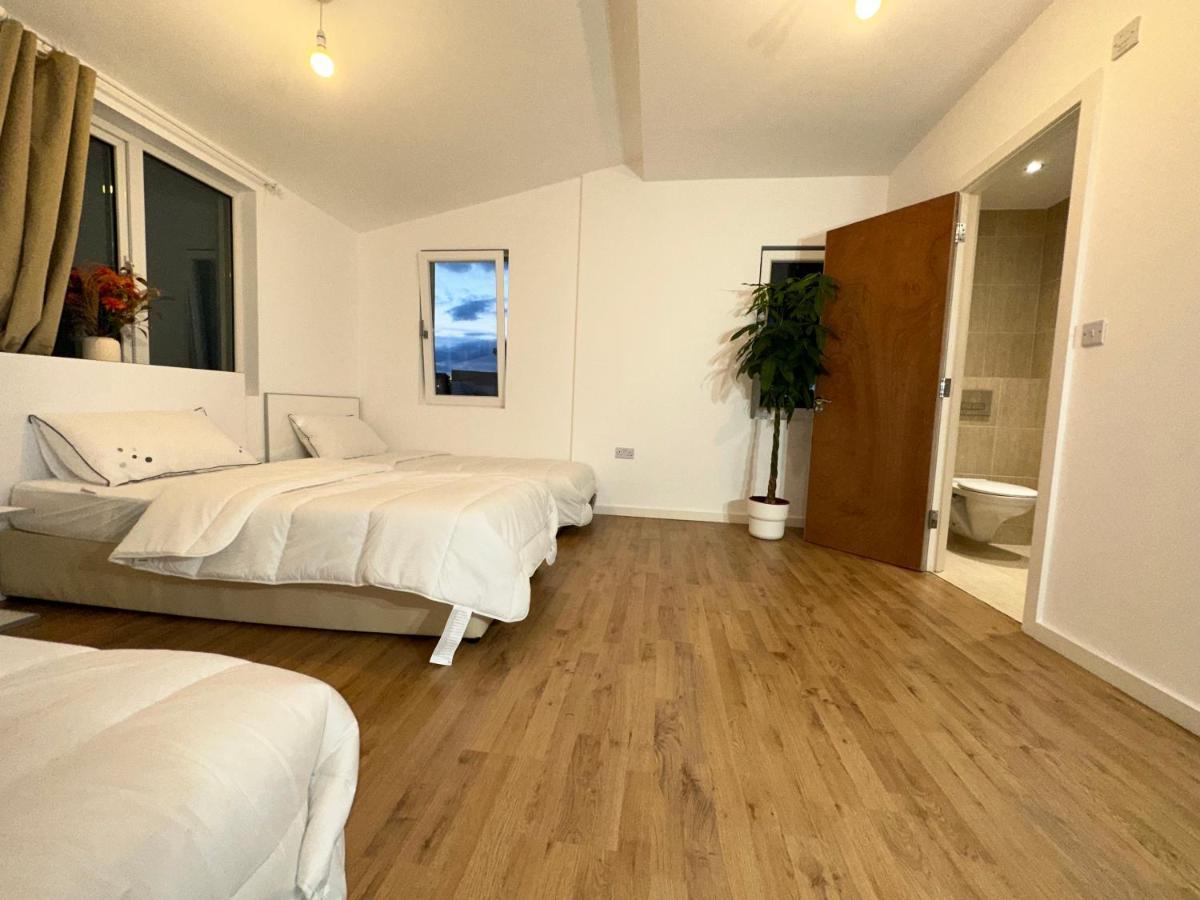 North London A Spacious 7 Bedroom House Accommodating Up To 18 People Complete With Own Gym And Table Tennis Exteriör bild