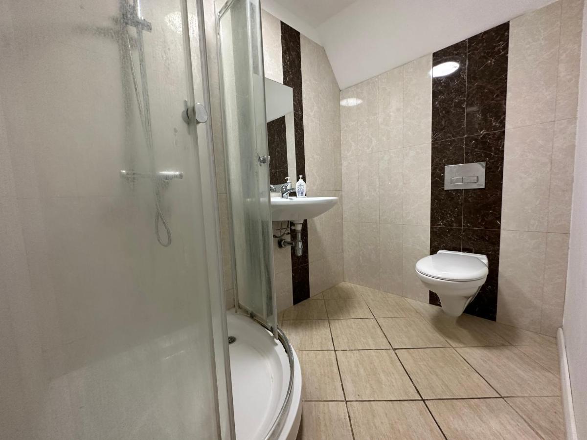 North London A Spacious 7 Bedroom House Accommodating Up To 18 People Complete With Own Gym And Table Tennis Exteriör bild