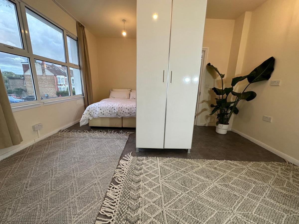 North London A Spacious 7 Bedroom House Accommodating Up To 18 People Complete With Own Gym And Table Tennis Exteriör bild