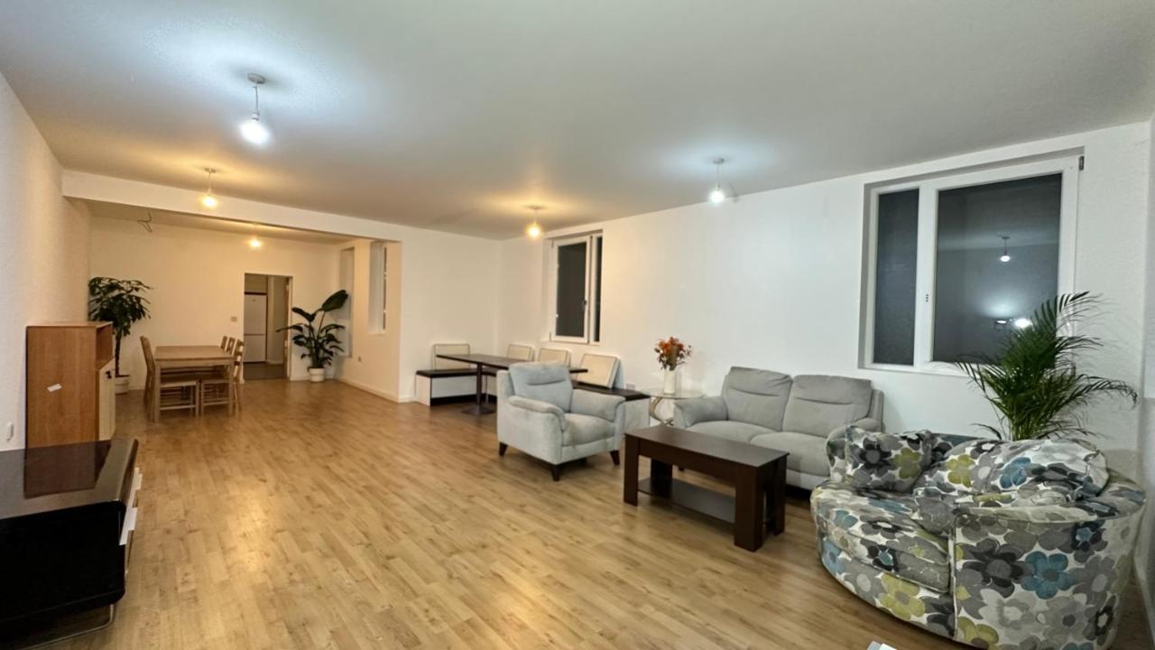 North London A Spacious 7 Bedroom House Accommodating Up To 18 People Complete With Own Gym And Table Tennis Exteriör bild