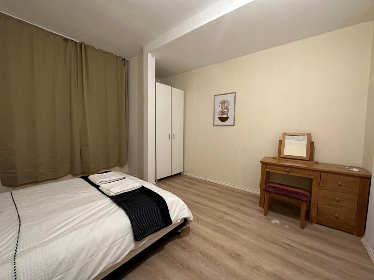 North London A Spacious 7 Bedroom House Accommodating Up To 18 People Complete With Own Gym And Table Tennis Exteriör bild