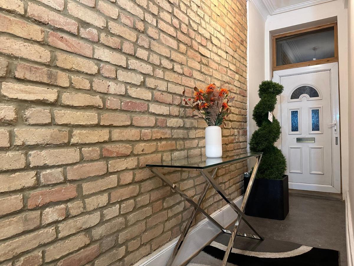 North London A Spacious 7 Bedroom House Accommodating Up To 18 People Complete With Own Gym And Table Tennis Exteriör bild